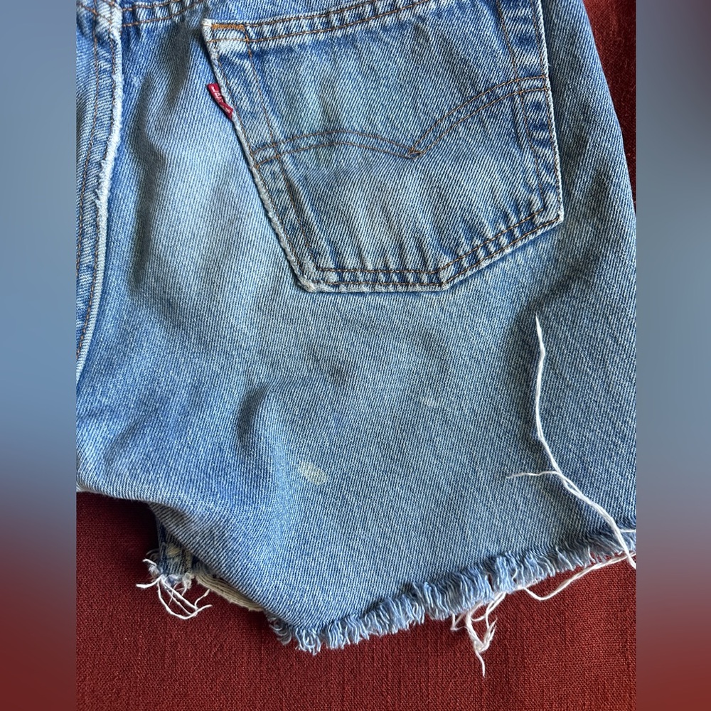 My (favorite) pair of vintage Levi’s shorts 😭 - Picture 10 of 14